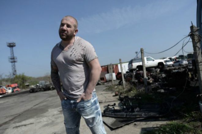 El "cazador" búlgaro que persigue inmigrantes con una moto ya es una "celebridad"