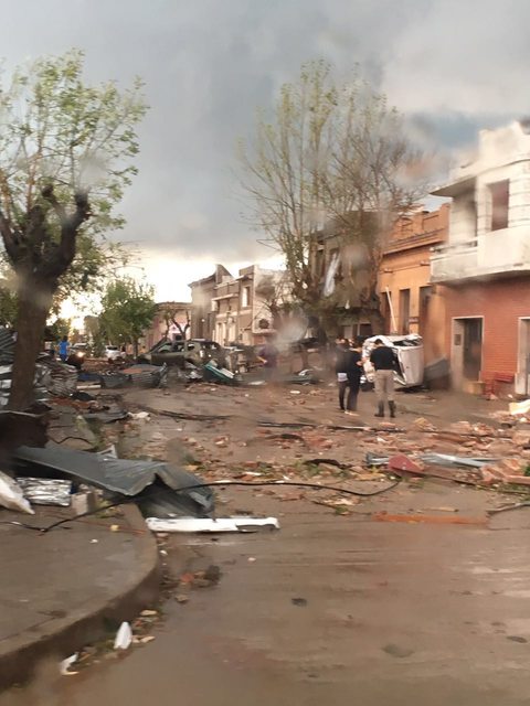 Tornado en Dolores levantó autos y techos de casas