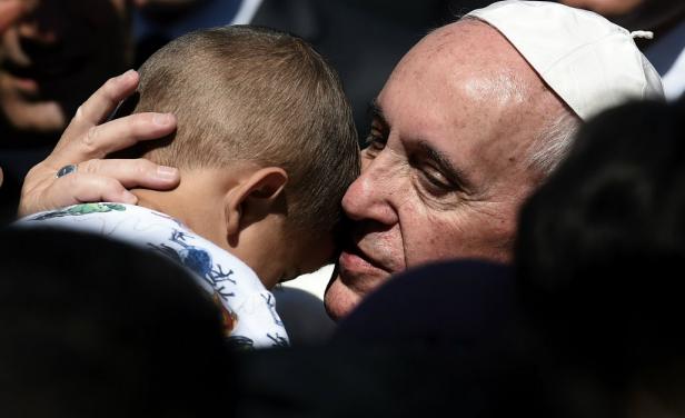 Papa Francisco rescata a doce refugiados sirios y se los lleva en su avión a Roma