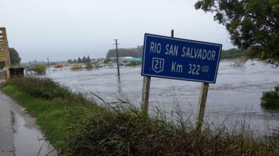 Dolores aislada por desborde del río San Salvador: 2.012 desplazados en 13 departamentos