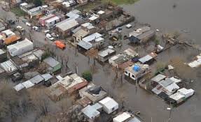 Decenas de rutas cortadas y más de 4.000 desplazados en Uruguay por inundaciones