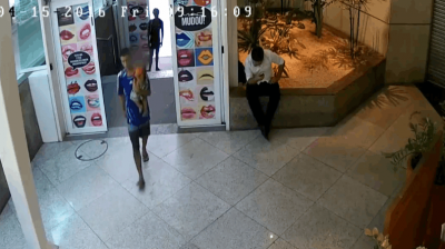 Padre abandona a su hijo de dos años en un shopping de Brasil