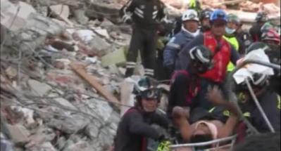 Rescatan a un hombre vivo de los escombros en Ecuador