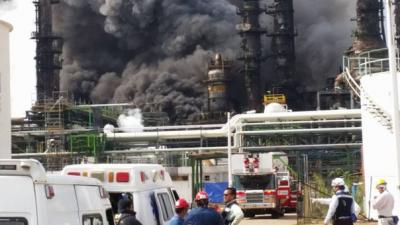 México: sube a 13 la cifra de muertos por explosión en centro petroquímico