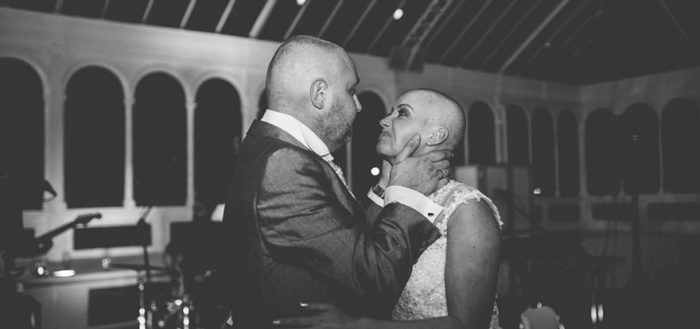 Bella: Se afeita la cabeza el día de su boda para apoyar a su esposo con cáncer terminal