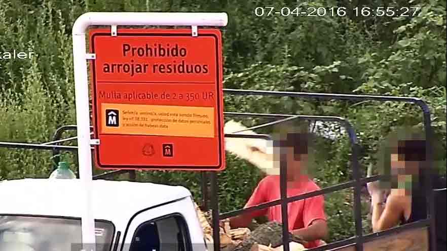 Intendencia de Montevideo difundió video de personas tirando basura en lugares prohibidos