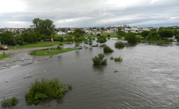 Durazno y Rocha viven horas dramáticas: Hay 12.200 personas fuera de sus hogares por inundaciones