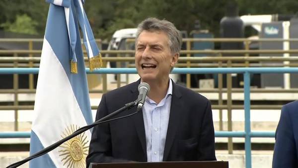 ¿Premonitorio?: A Macri se le cayó en la cabeza una bandera argentina
