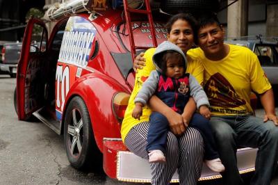 Familia peruana recorre América Latina en "la casa rodante más pequeña del mundo"