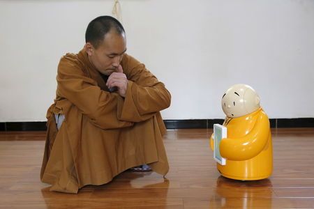 Un monje robot integra ciencia y budismo en un templo chino