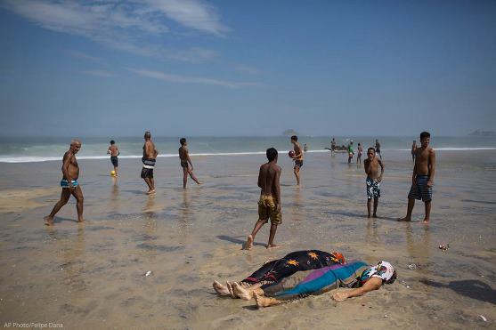 Juegan al fútbol al lado de muertos por derrumbe de ciclovía en playa de Río