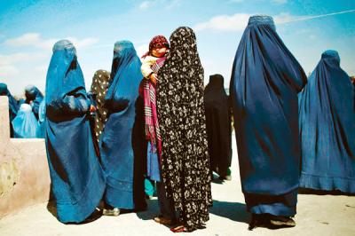 Mujeres afganas comienzan a utilizar anticonceptivos a escondidas