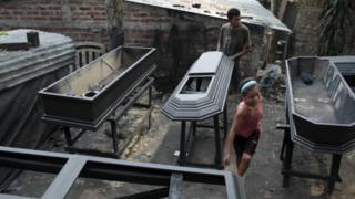 La ciudad de los ataúdes que prospera en El Salvador