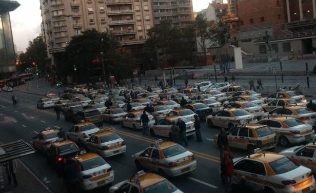 Declara el taxista que agredió a chofer de Uber; gremio presiona frente al Juzgado