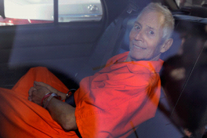 Millonario de EE.UU. que confesó tres homicidios será enviado a cárcel de California