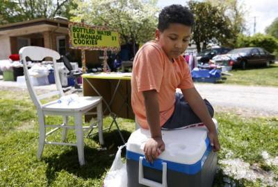 Niño vende limonadas para pagar su adopción
