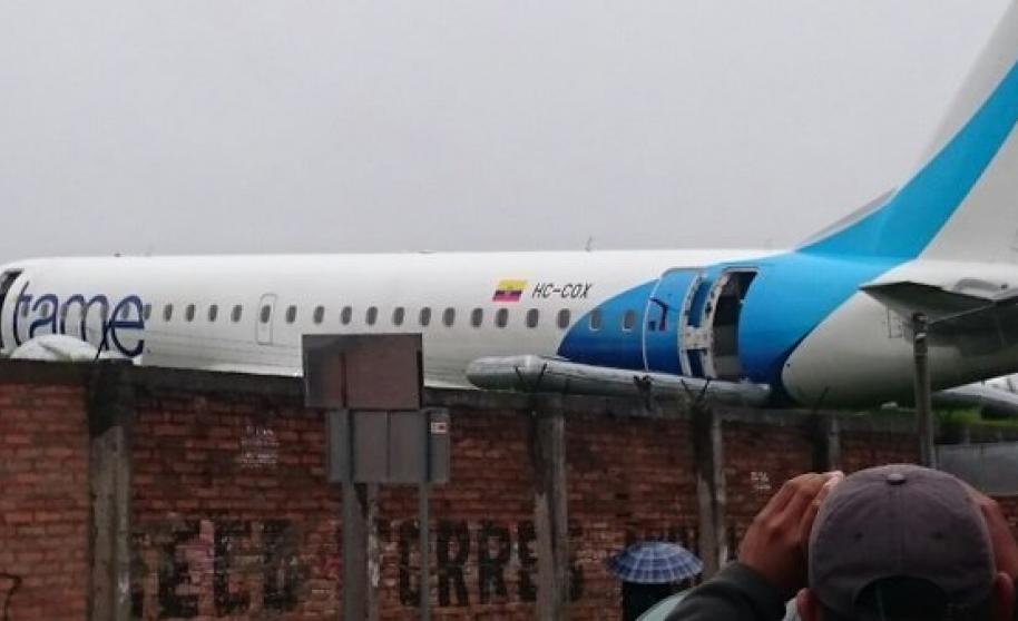 Un avión se salió de pista y quedó sobre el muro del aeropuerto en Ecuador