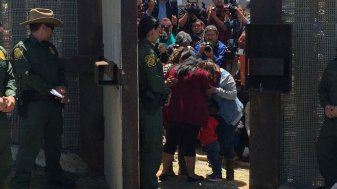 Hasta los guardias lloraron: Emotivo abrazo de 3 minutos en la frontera de México y EEUU