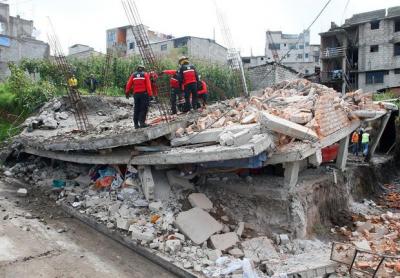 Hallan con vida a un hombre entre escombros a 13 días del terremoto en Ecuador