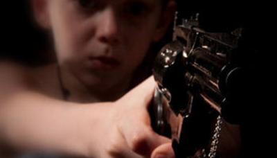 Niño evita atraco en su hogar pegándole un tiro al ladrón