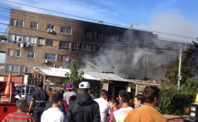 Desalojan Complejo Verdisol por voraz incendio que afectó 5 apartamentos; 4 autos quemados