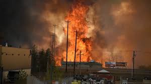 Voraz incendio en Canadá obliga a evacuar una ciudad entera