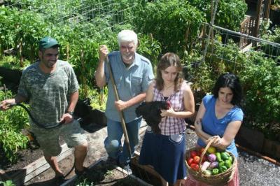 La familia que produce miles de kilos de comida en el patio de su casa