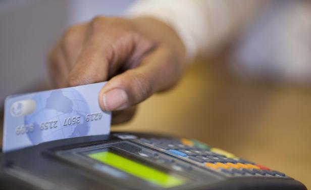 ¡Atención comerciantes!: Prohibirán fijar mínimo para compra con tarjeta de débito