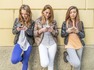 Lo que la adicción al móvil le hace a los jóvenes