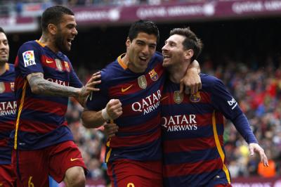 Barcelona goleó 5-0 al Espanyol con doblete de Suárez y lidera solo