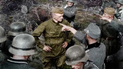 Foto que golpea como un martillo en la cabeza: Soldado ruso desafía a los nazis antes de su muerte