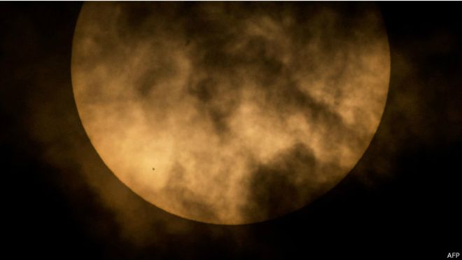 Los terrícolas vieron así "mordisco" de Mercurio al Sol