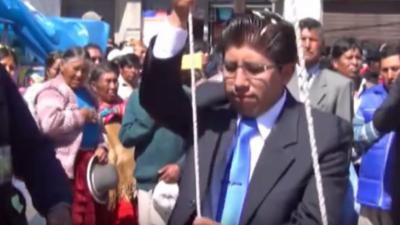 Alcalde peruano es azotado por incumplir promesa de campaña electoral