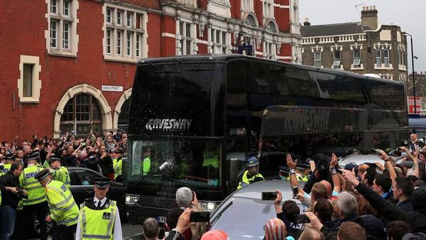 El plantel de Manchester United recibido a pedradas en Londres