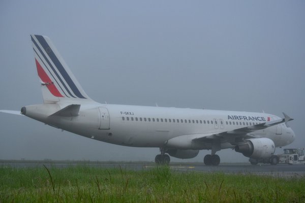 Dos aviones de Air France chocan en París