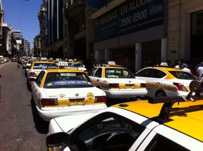 Demanda de taxistas por Uber "es una idea de marketing", según jerarca comunal de Montevideo