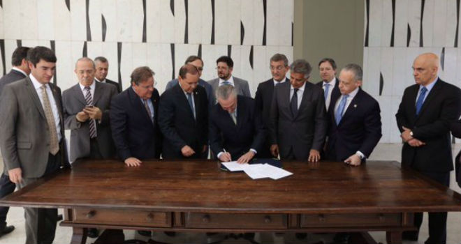 Corrupto Michel Temer firmó la posesión de su cargo como presidente interino de Brasil