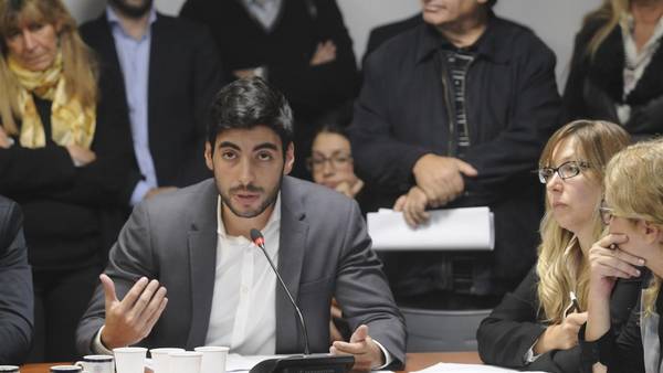 Infierno en Congreso argentino por ley antidespidos, diputados se pelean y saltan de bloque