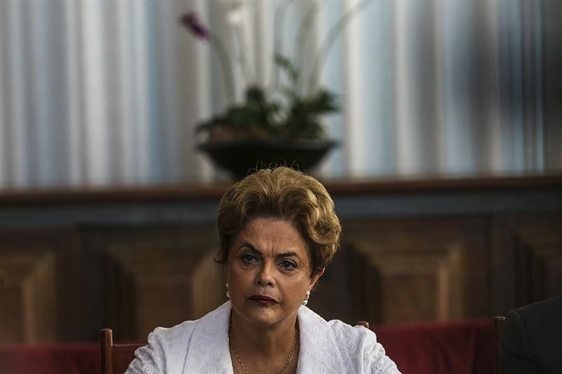 Un día después de ser suspendida, Rousseff sigue convencida de que volverá