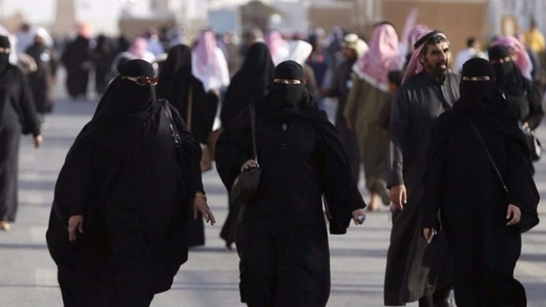 Azotes y cárcel a mujeres que miren el celular de su marido en Arabia Saudita