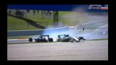 Hamilton arrolló a Rosberg y los Mercedes quedaron fuera