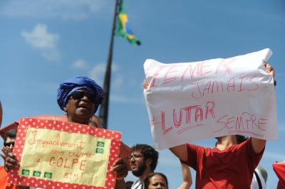 ¡Fuera golpistas fascistas!: Manifestación pide regreso de Rousseff al poder