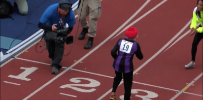 Una atleta de 100 años enamora tras completar carrera de 100 metros