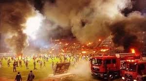 Locura en Turquía: descendieron y los hinchas prendieron fuego el estadio