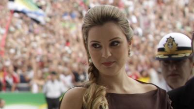 La modelo y "primera dama" de Brasil gasta en forma obscena en Milán y París mientras el país se hunde
