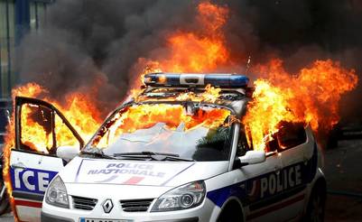 "Agotados", policías franceses protestan por el "odio antipolis" en las manifestaciones