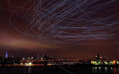 Palomas crean dibujos de luz en el cielo de Nueva York