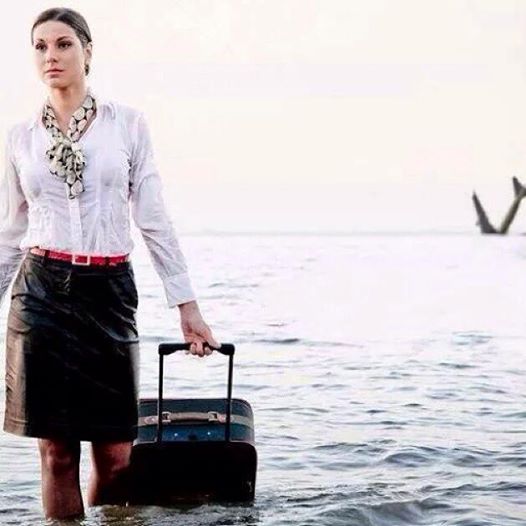 Impresionante foto premonitoria de azafata (saliendo del mar) del vuelo de EgyptAir que se estrelló