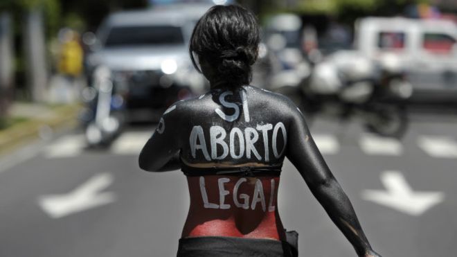 Liberan a mujer en El Salvador, condenada a 40 años tras un aborto