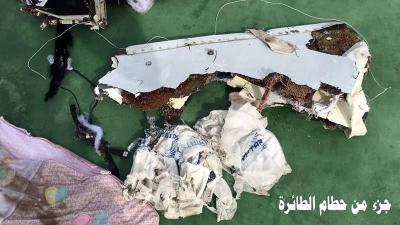 Varios mensajes revelan fuego dentro del avión de Egyptair antes de estrellarse